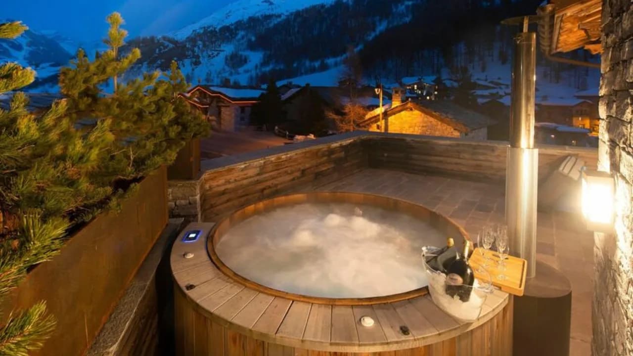 Le Fornet Chalet With Hot Tub photo 3