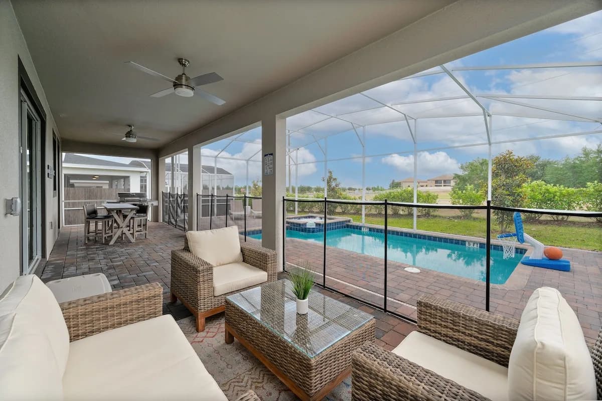 Spacious Eight Bedroom Villa in West Lucaya photo 3