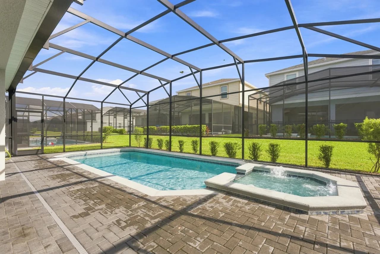 Stunning 10 Bed Home with Themed Rooms, Pool photo 2