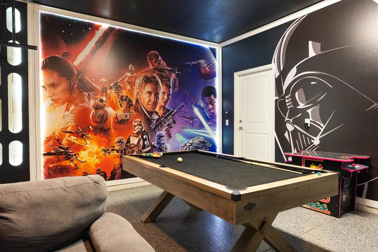 Stunning 10 Bed Home with Themed Rooms, Pool photo 3