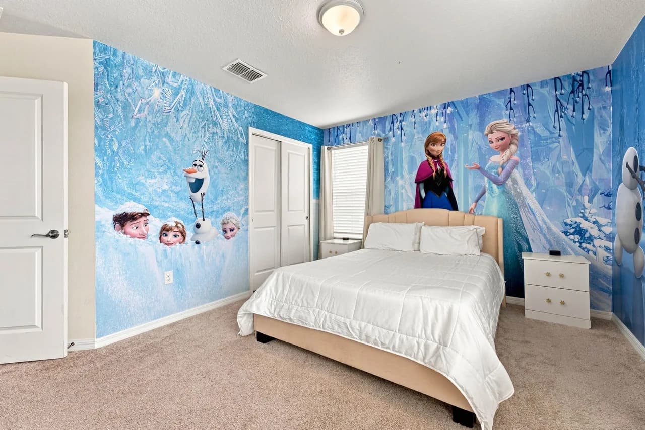 Stunning 10 Bed Home with Themed Rooms, Pool photo 5