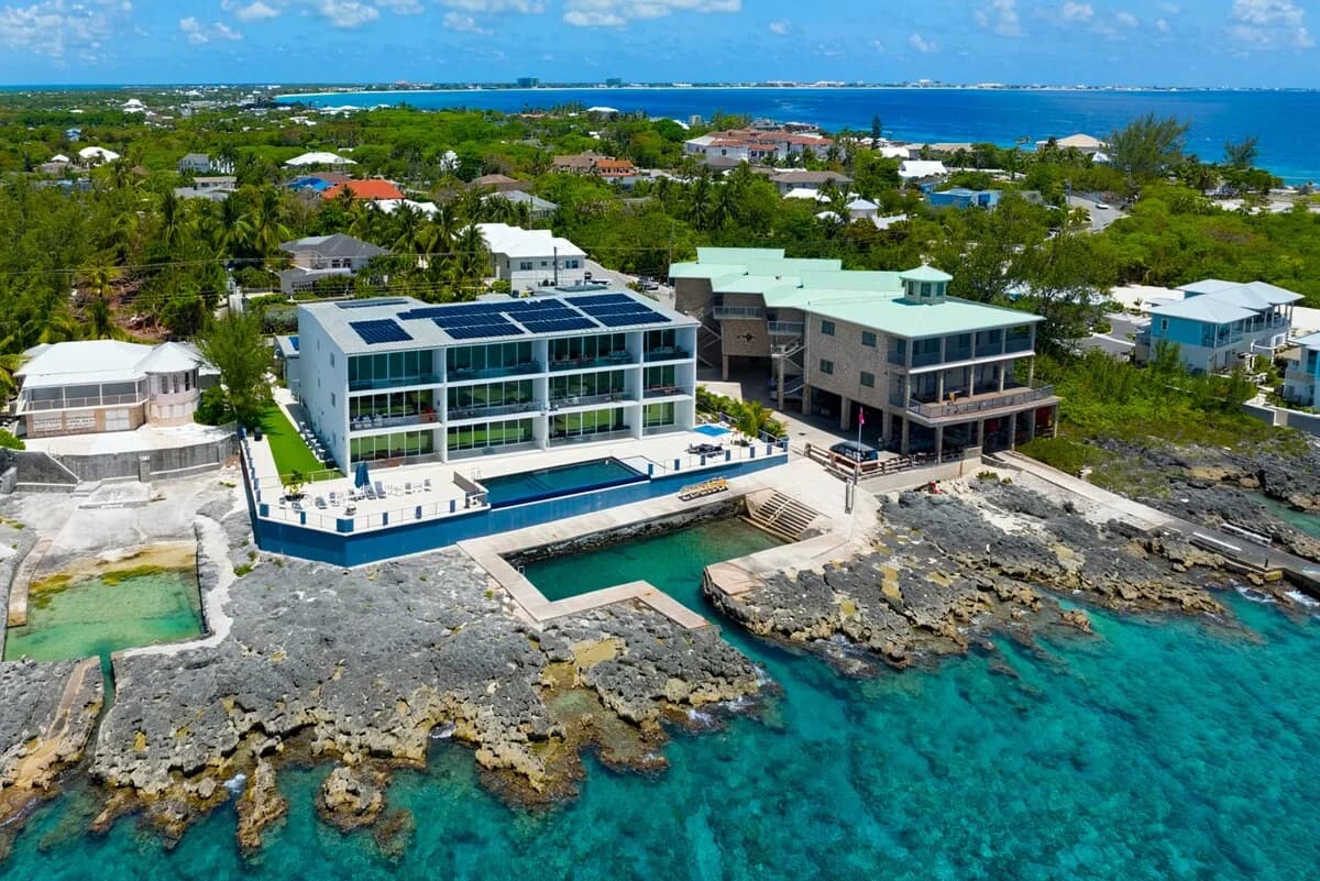 Contemporary Oceanfront Condo in Grand Cayman photo 3