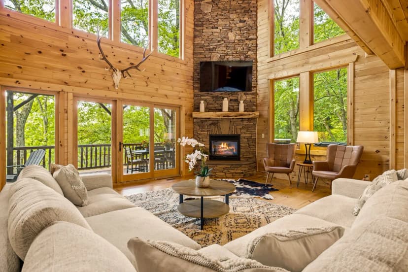 Luxury Lodge w/ Hot Tub & Grandfather Mtn Views