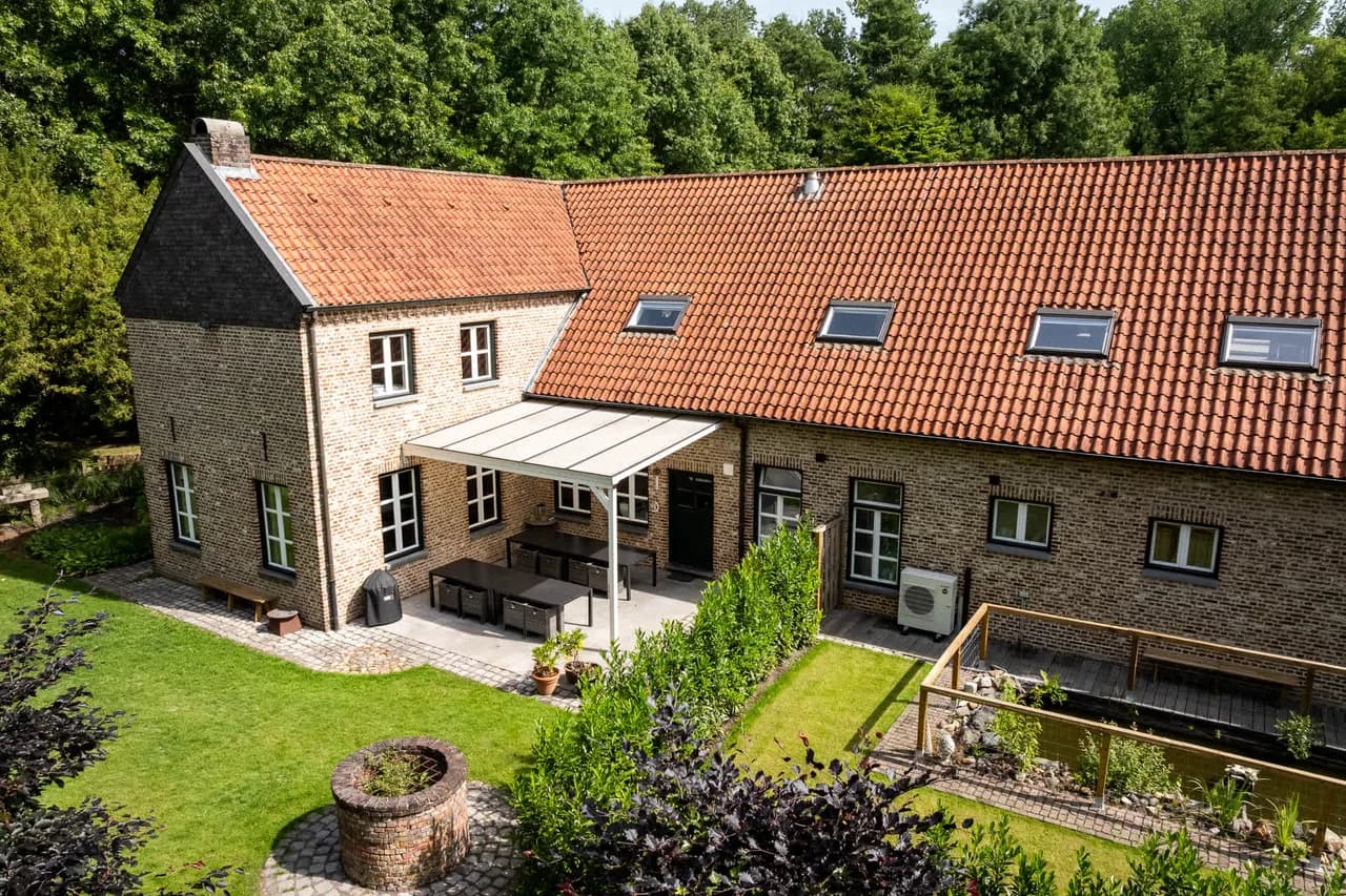 Expansive Seven Bedroom Retreat in Brussels photo 3