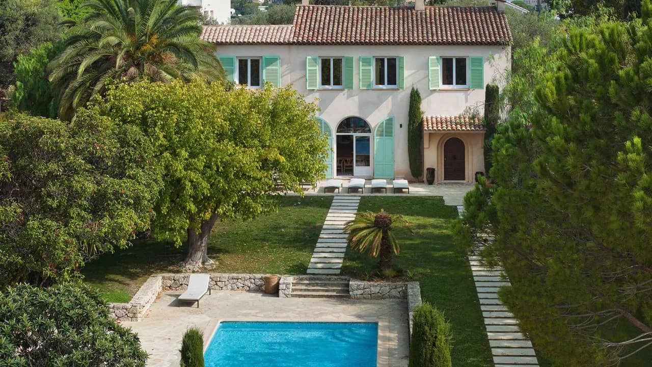 Entspannung am Pool in der sonnigen Provence