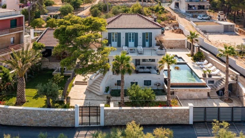 Unforgettable Island Getaway With Jacuzzi