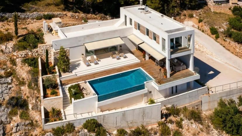 Elegant Hideaway With Infinity Pool