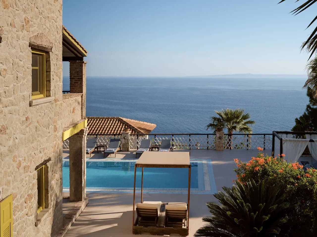 Elegante Villa con Vista al Mar, Piscina e Interiores Amplios