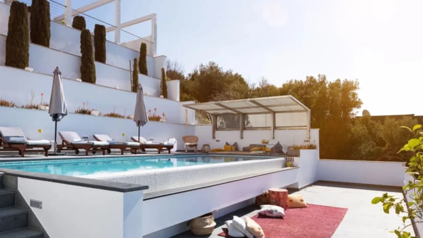Elegant Coastal Villa With Infinity Pool