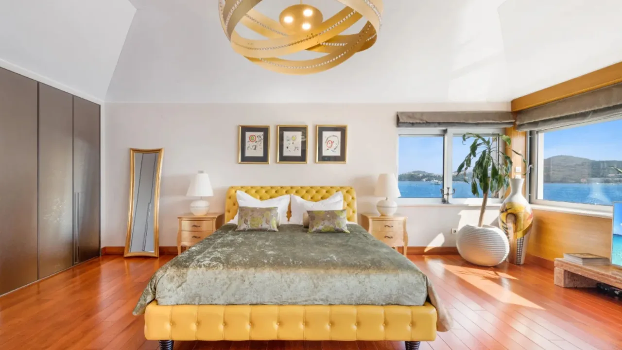 Chic Seaside Villa With Modern Amenities, photo 2