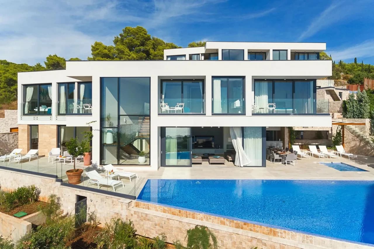 Malersiche Luxusvilla mit Infinity-Pool