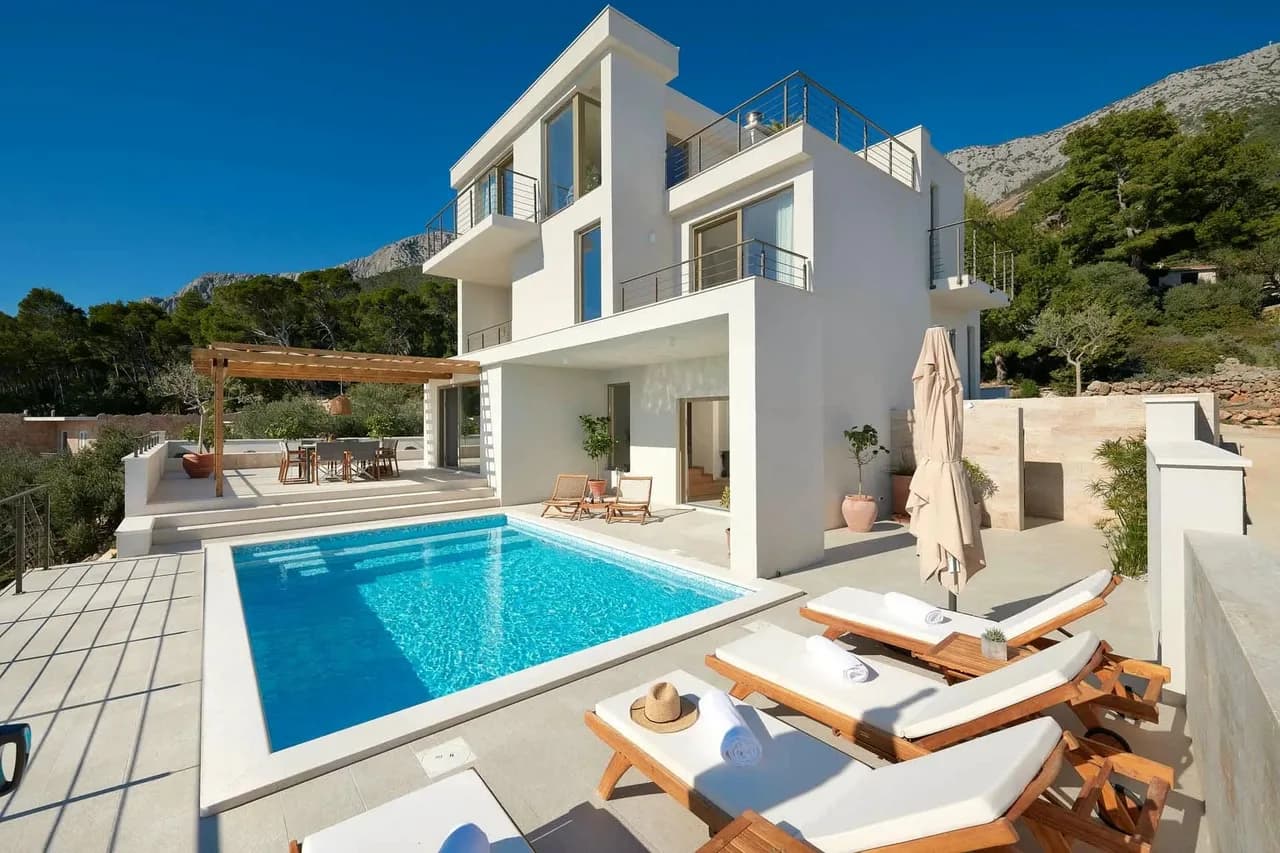 Elegante Villa con Impresionantes Vistas al Mar