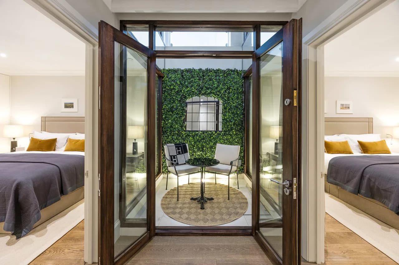 Luxury Four Bedroom Villa in Central London photo 3