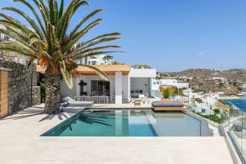 Stunning Psarou Bay Infinity Pool Villa