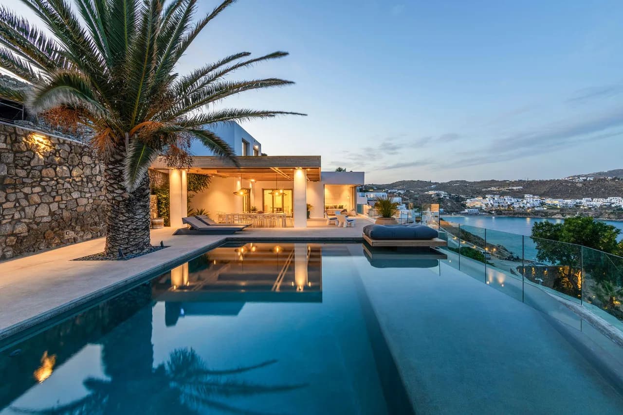 Stunning Psarou Bay Infinity Pool Villa, photo 4