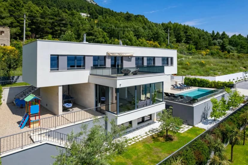 Sophisticated Seafront Villa With Sun Deck