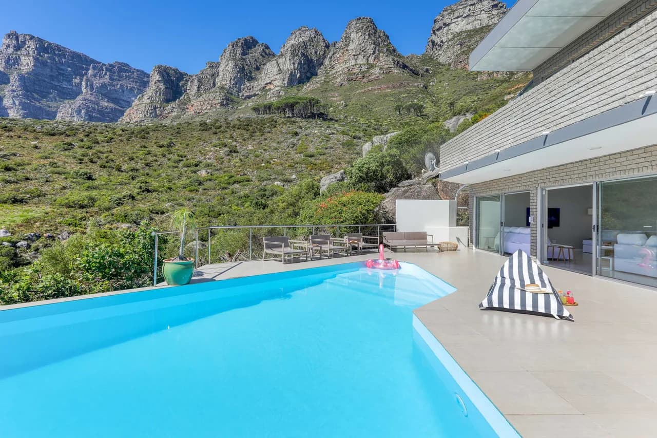 Tropical Oasis Five-Bedroom Villa in Camps Bay, Foto 2