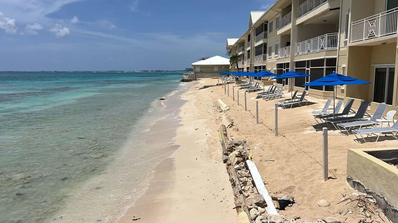 Laguna del Mar #2 | Oceanfront 3BR Condo | Seven Mile Beach photo 3