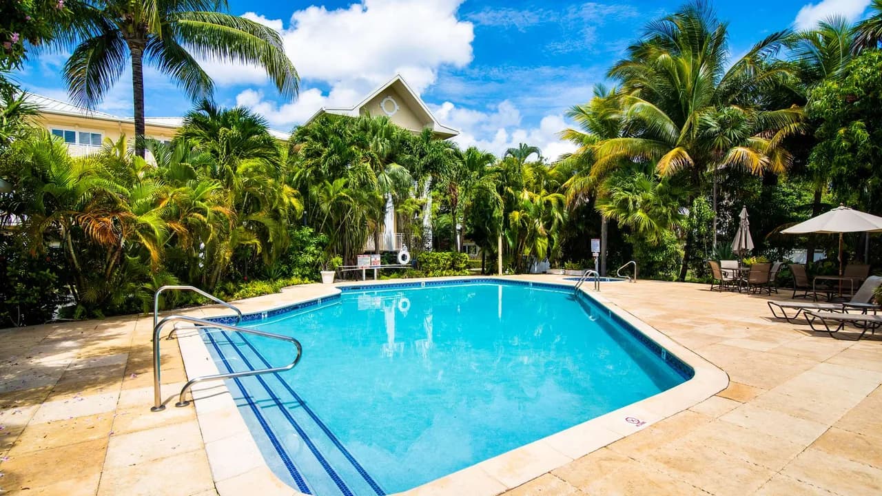 Laguna del Mar #18: 3BR Oceanfront Condo on 7 Mile Beach photo 2