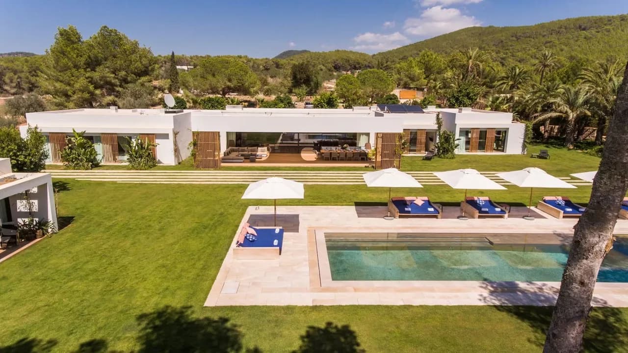 Sophisticated Poolside Luxury Experience