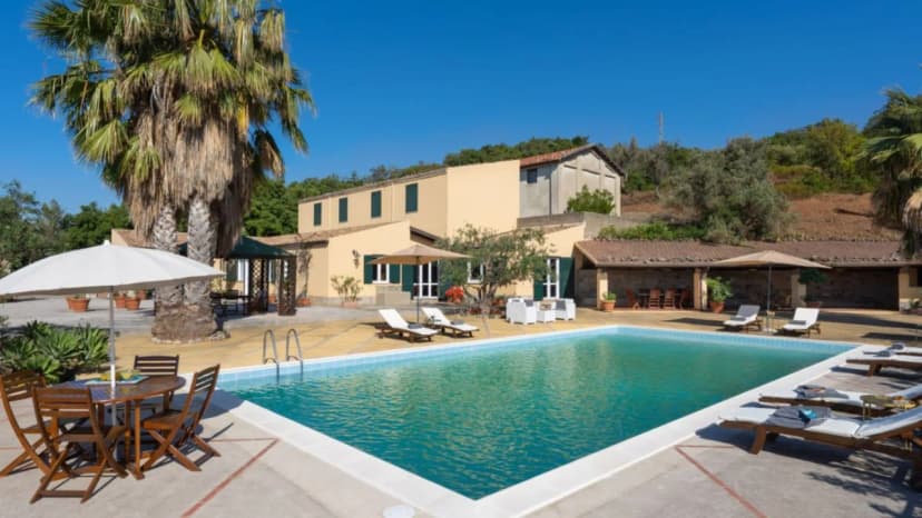 Luxurious Seaside Escape With Nature