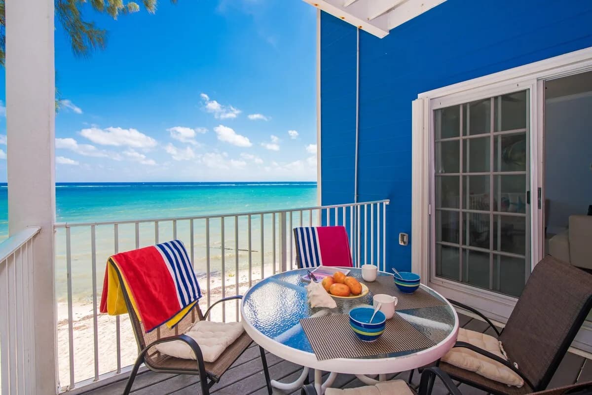 Cayman Paradise Villa #1 - 4BR Frente al Mar, Piscina y Tranquilo East End, foto 3