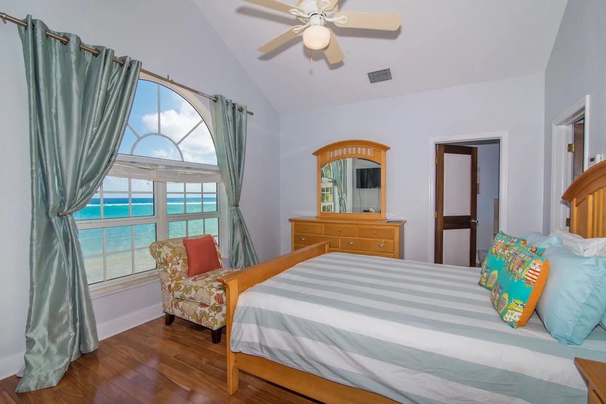 Cayman Paradise Villa #1 - 4BR Frente al Mar, Piscina y Tranquilo East End, foto 4