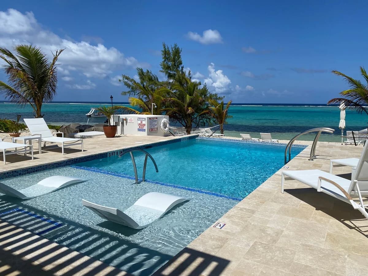 The Blue Iguana Oceanfront Studio Cottage in East End photo 5