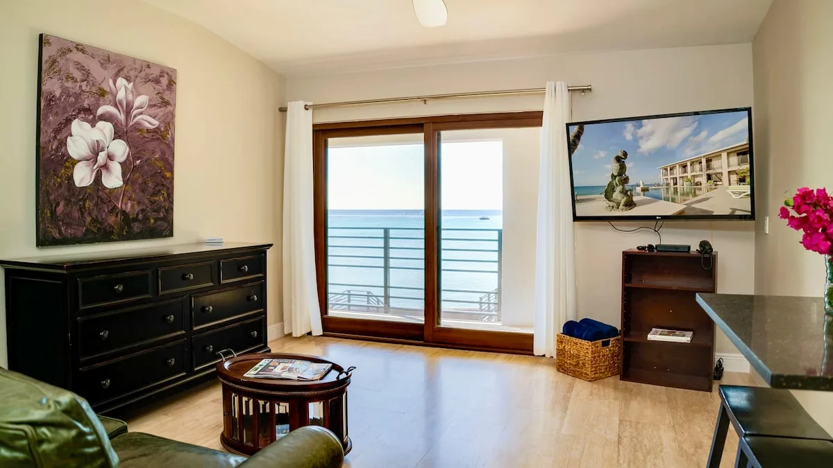 Seven Mile View #3B - Oceanfront Studio & Pool photo 4