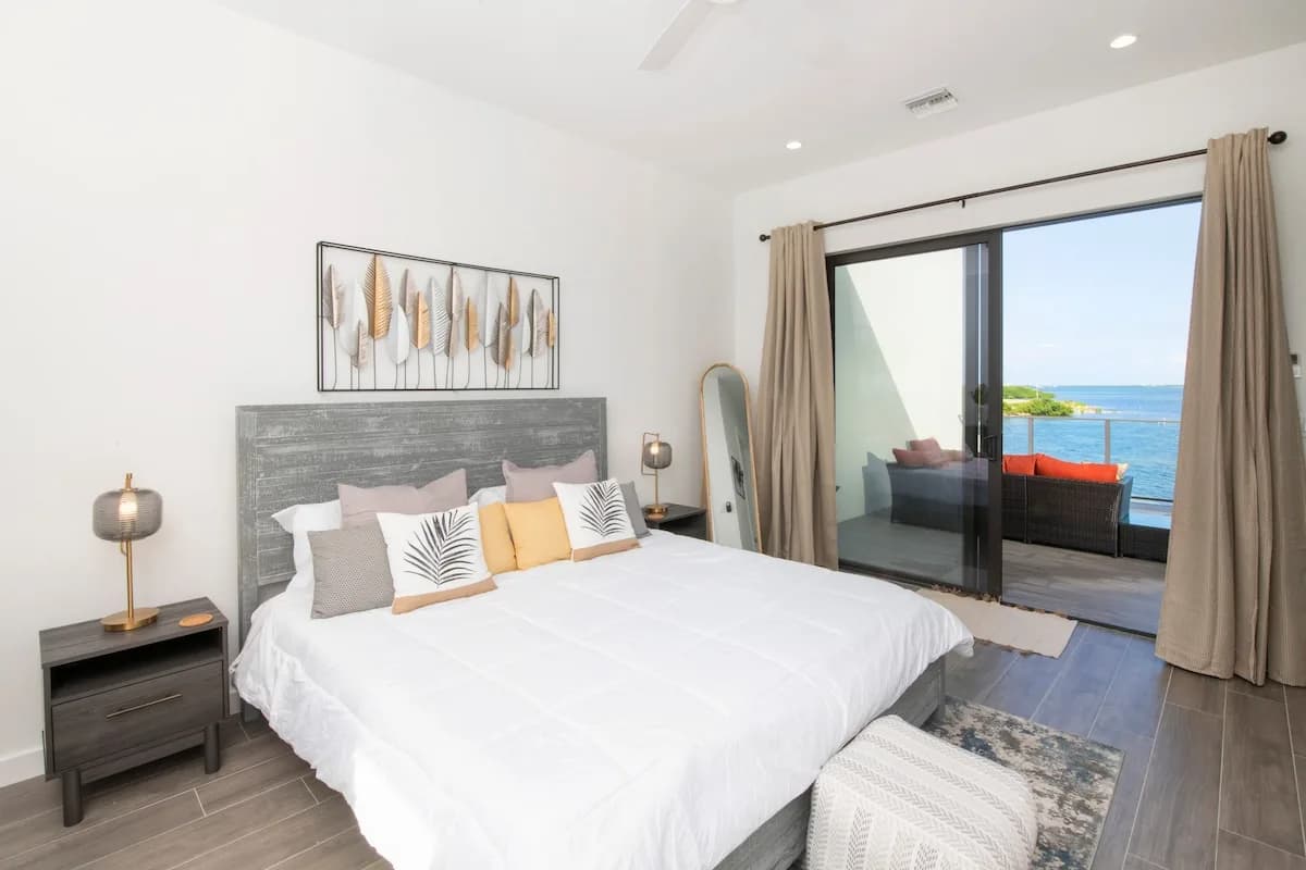 Waterfront Three Bedroom Condo in Cayman photo 3