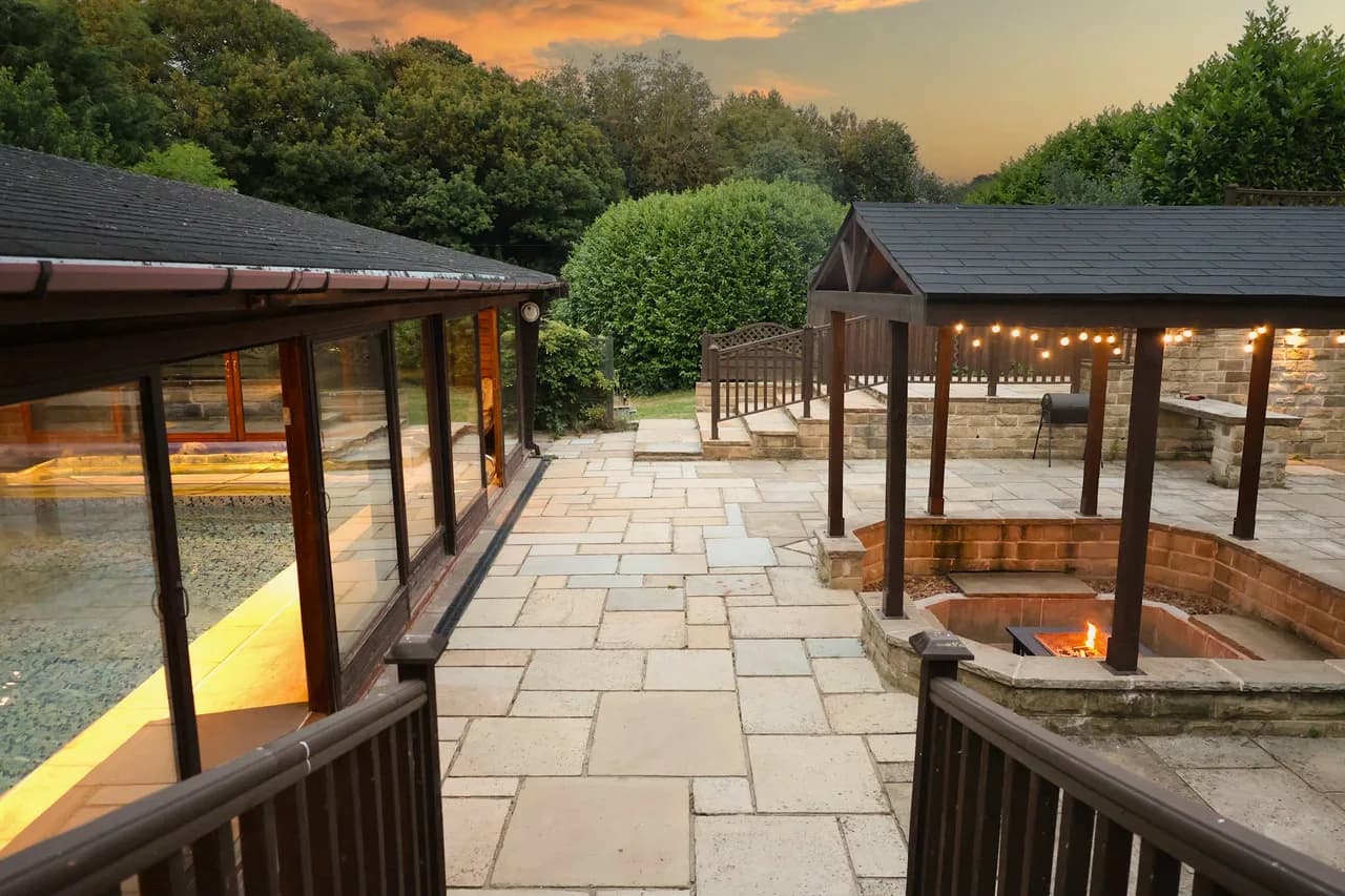 Luxury Retreat with Pool and Hot Tub in Derbyshire photo 4