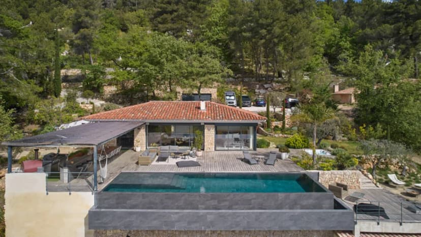 Peaceful Neo-provencal Hillside Retreat