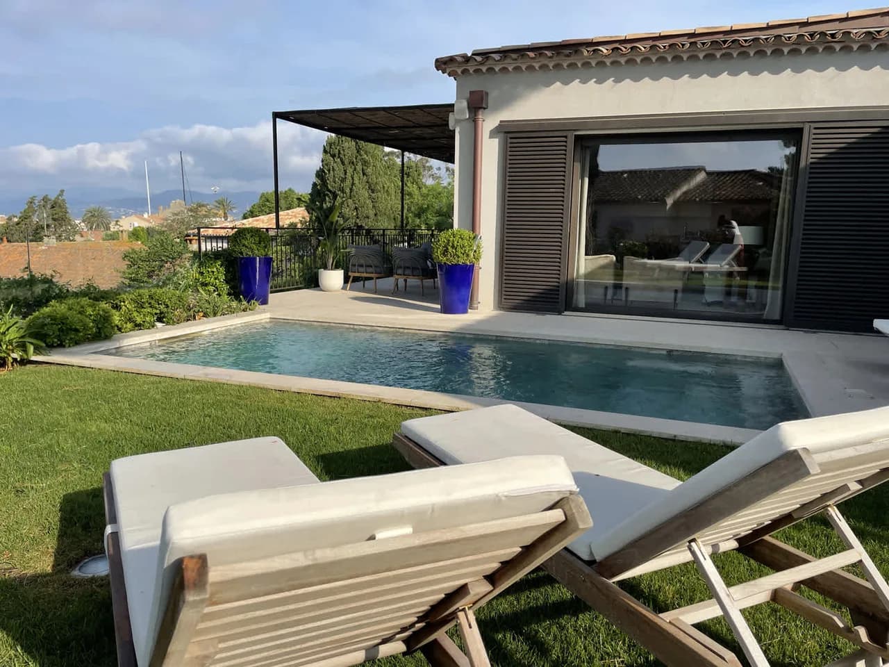 Gartenlounge-Villa mit privatem Pool und Ausblick
