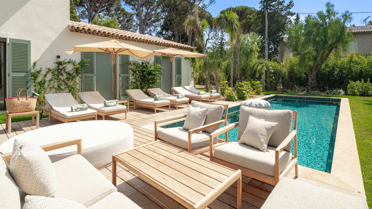 Sichere Domäne Villa mit beheiztem Pool