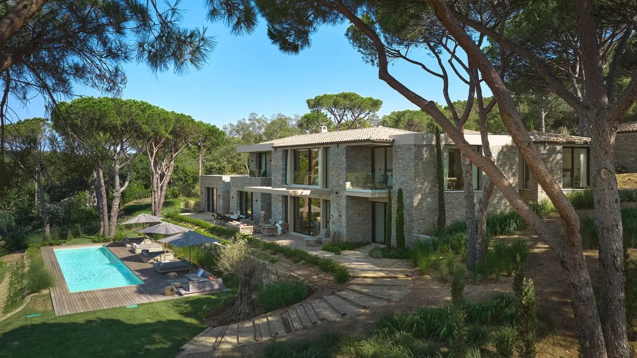 Zeitgenössische Villa mit Blick auf Saint-Tropez
