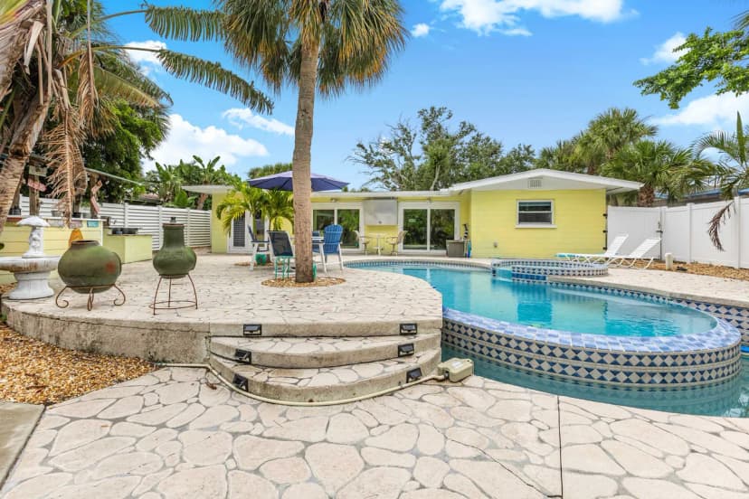 Spacious Family Home with Tiki Bar