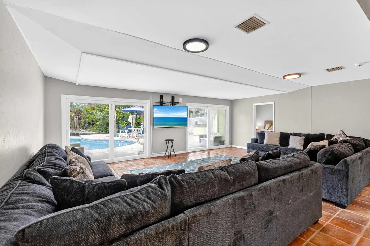 Spacious Family Home with Tiki Bar photo 2