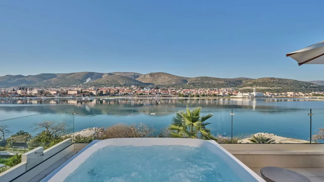 Mediterranean-Inspired Villa Near Beach photo 3