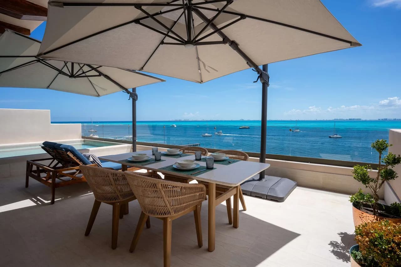 Couples Retreat | Beachfront Rooftop & Jacuzzi photo 2