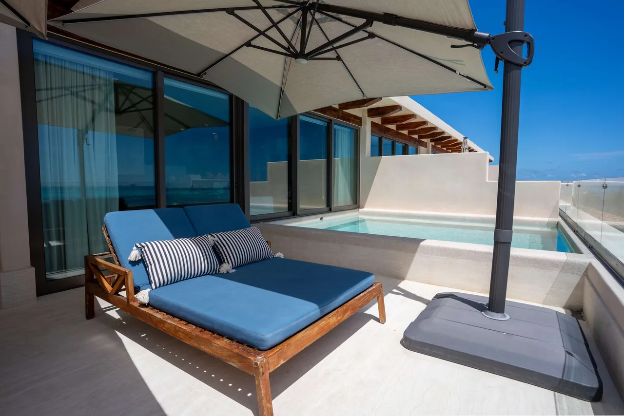 Couples Retreat | Beachfront Rooftop & Jacuzzi photo 3