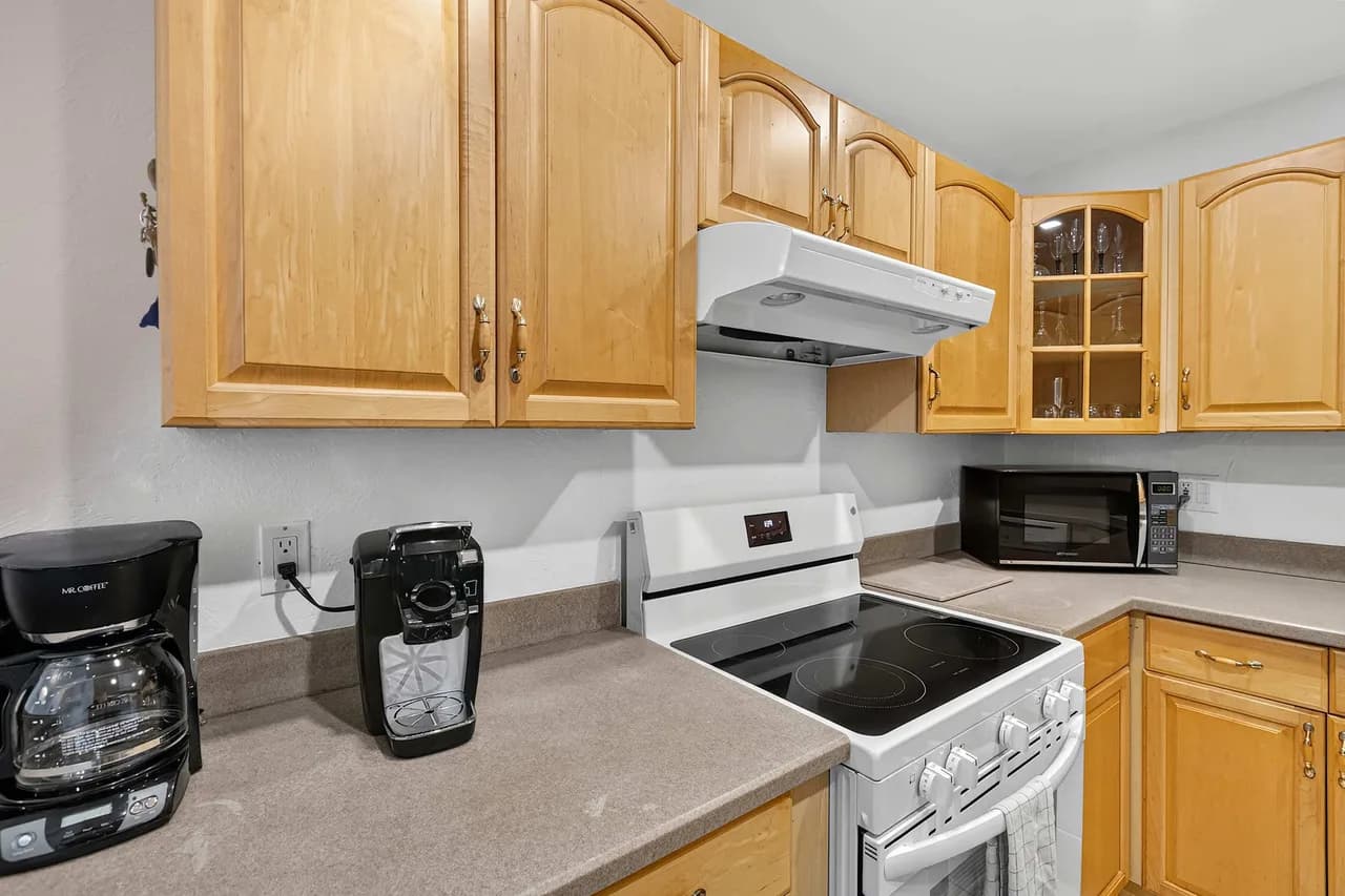 Updated 2-Bed Condo Steps from Beach photo 4