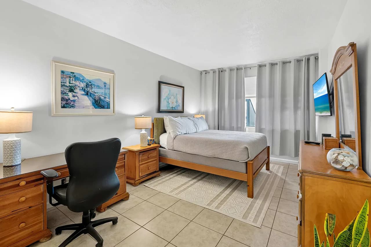 Updated 2-Bed Condo Steps from Beach photo 5