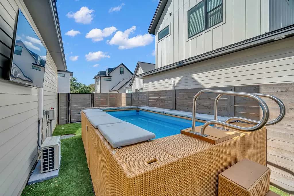 Sprawling Luxury Compound in Austin photo 4