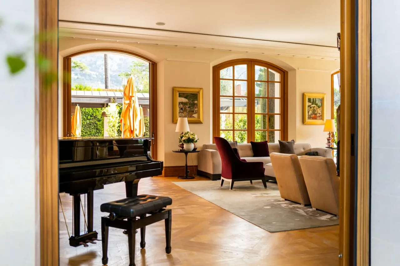 Villa en bord de mer avec grands intérieurs ouverts, photo 2