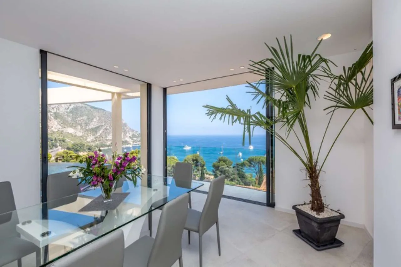 Elegante Villa mit großzügigen Außenbereichen, Foto 3