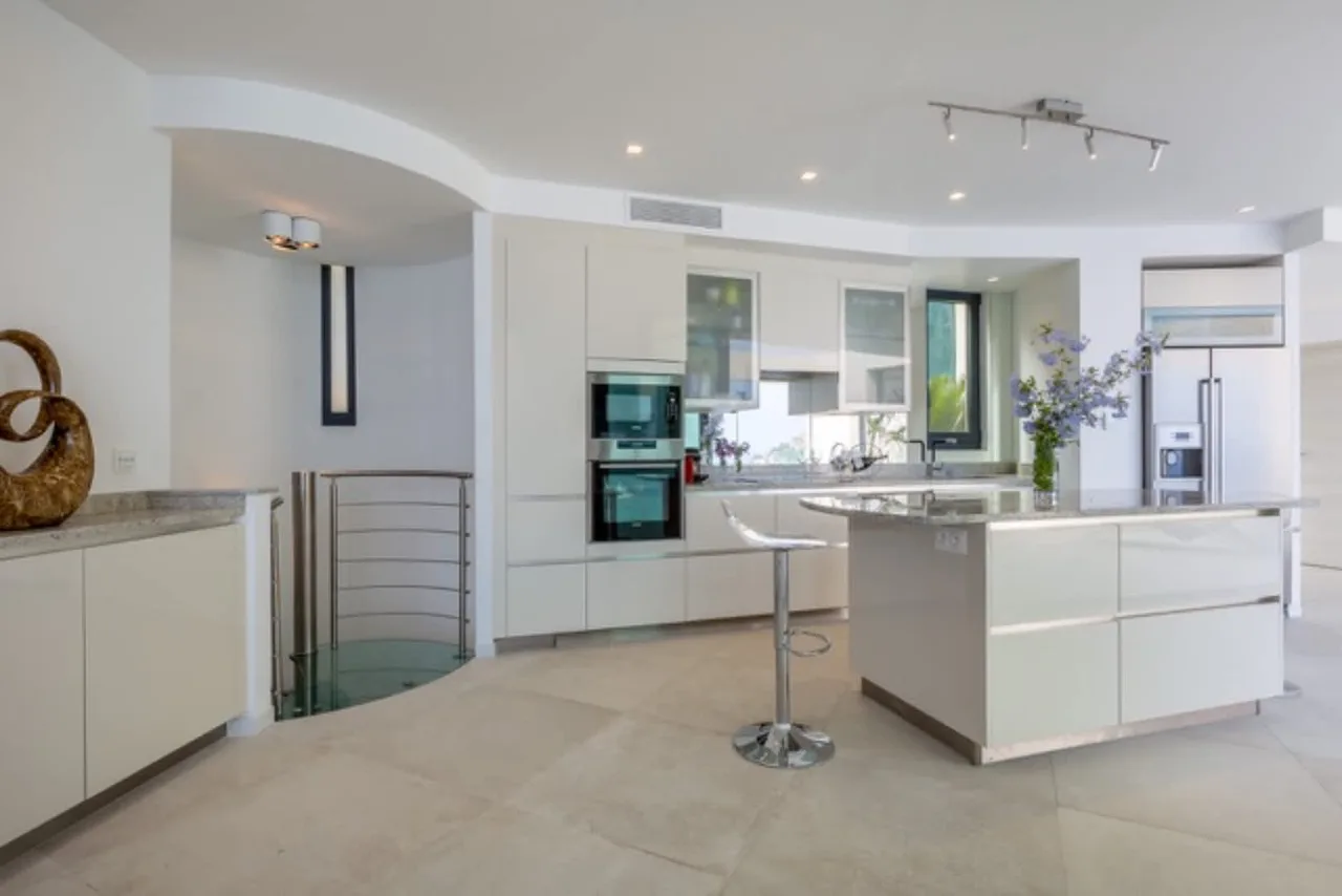 Elegante Villa mit großzügigen Außenbereichen, Foto 4