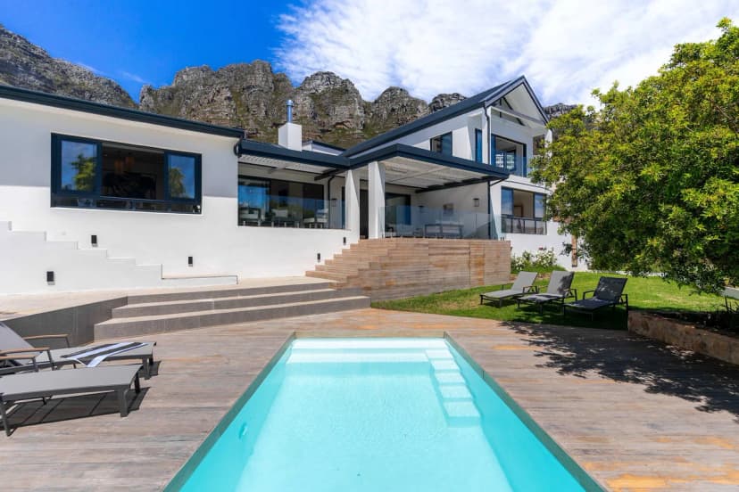 Scenic Pool Villa in Cape Town
