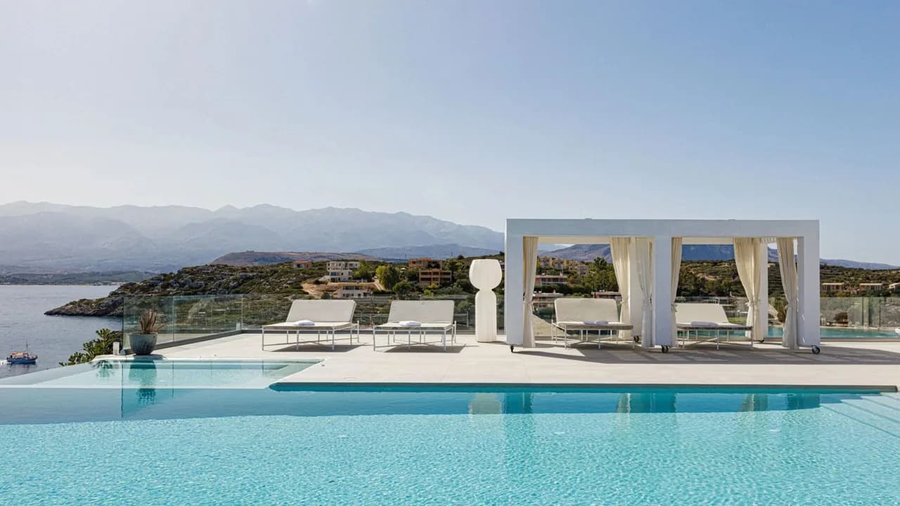 Seafront Luxury Escape With Infinity Pool photo 5