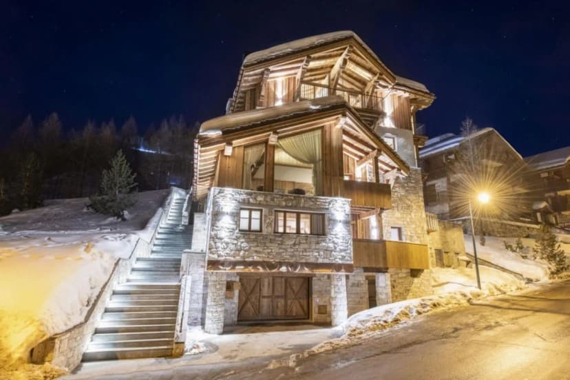 Ski-in Inspired Chalet With Hot Tub