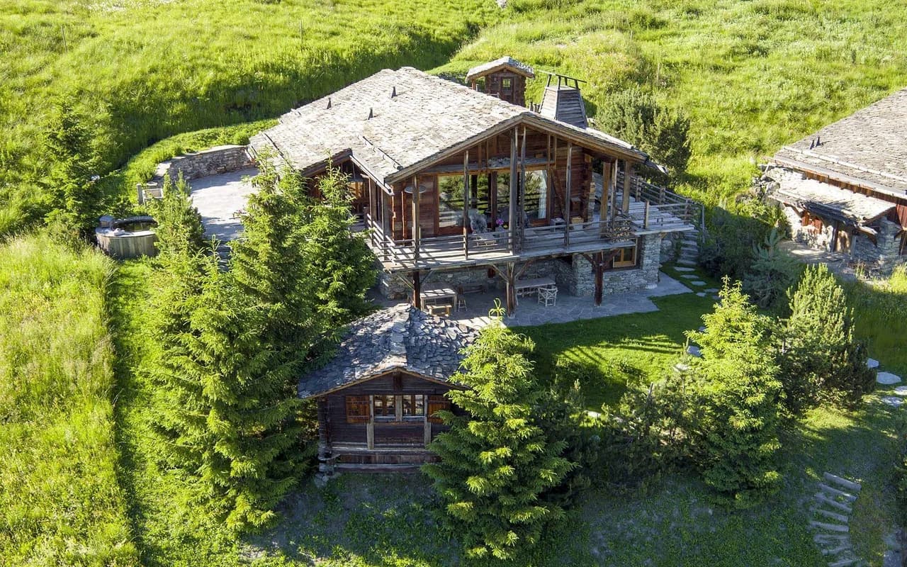 Chalet alpin serein avec vues sur les montagnes